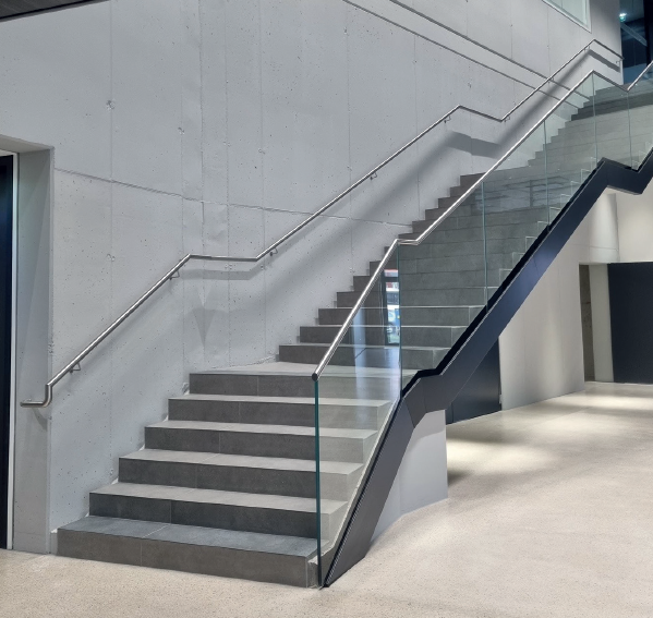 Ganzglasgeländer 2.0 mit Klarglas als Absturzsicherung für eine Treppe