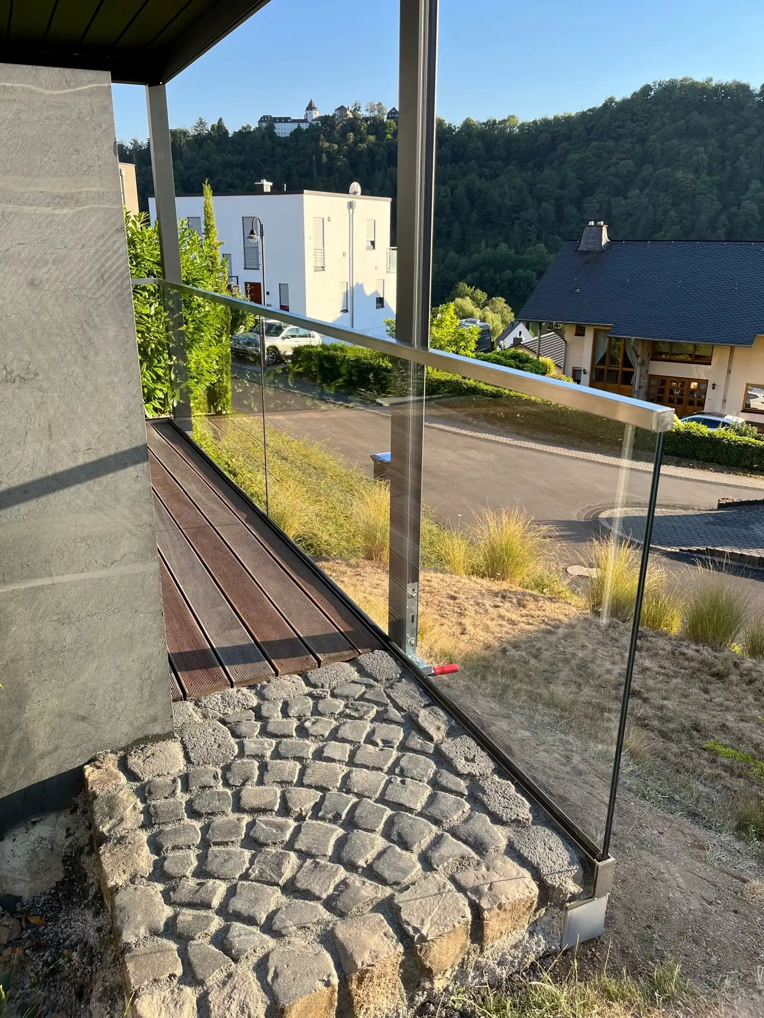 Modernes Ganzglasgelaender mit Klarglas und Edelstahl Handlauf