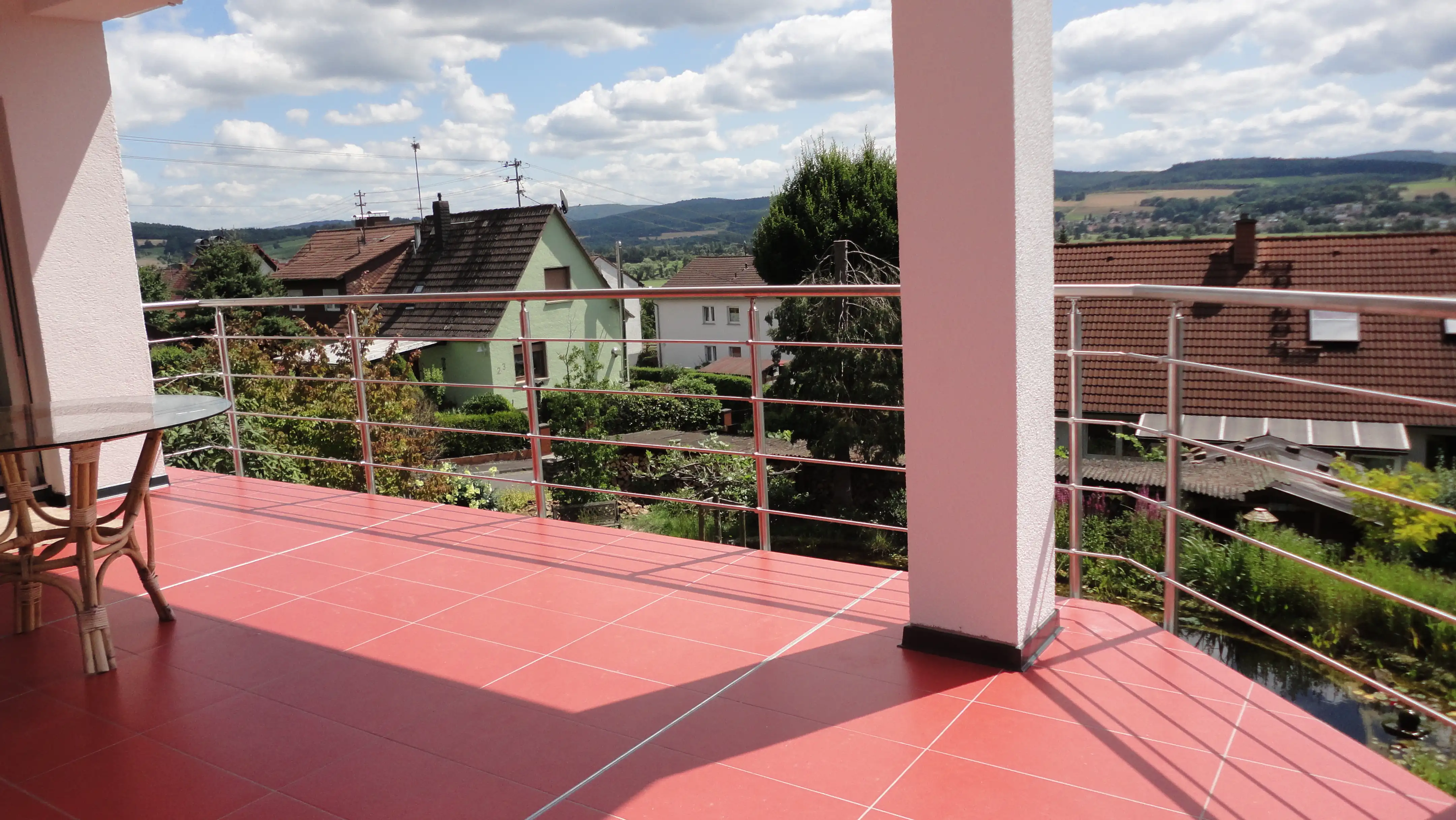 Relinggeländer vorgesetzt mit 4 Querstreben aus Edelstahl am Balkon montiert